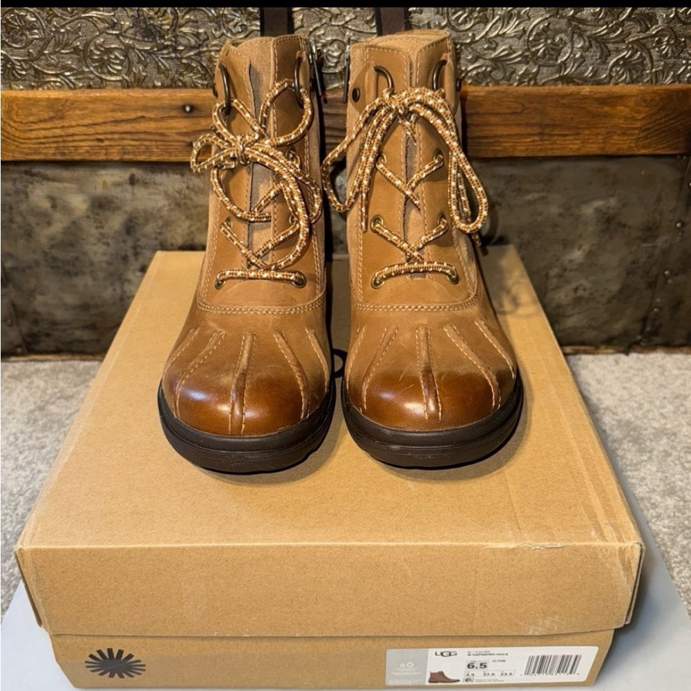 NIB UGG Hapsburg Nubuck Leather Suede Chestnut Duck Boots in Womens size 6 1/2.